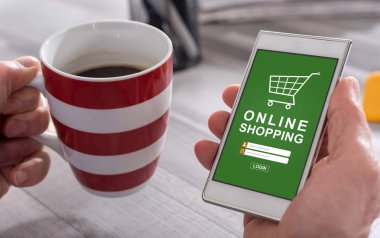 Bir smartphone cep telefonu ile online alışveriş kavramı