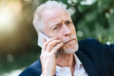 Olgun adam onun cep telefonu, ışık efekti kullanarak