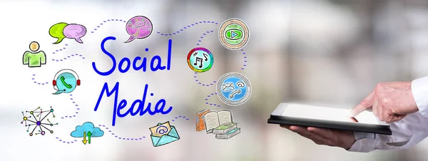 Szociális média fogalma ember használ egy tabletta — Stock Fotó