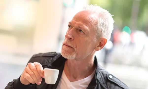 Kahve, ışık etkisi içme olgun adam portresi — Stok fotoğraf