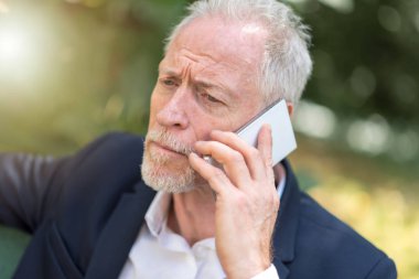 Olgun adam onun cep telefonu, ışık efekti kullanarak