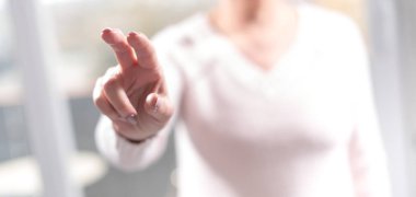 sanal ekran dokunaklı kadın