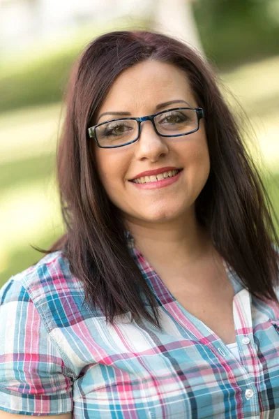 Portrait de belle jeune femme dans le parc — Photo