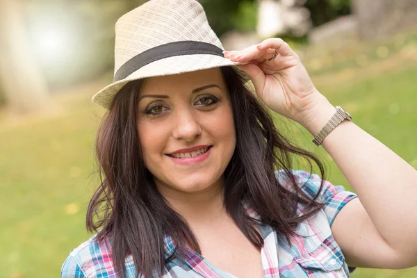 Retrato de hermosa mujer joven con sombrero en el parque, efecto de luz —  Fotos de Stock
