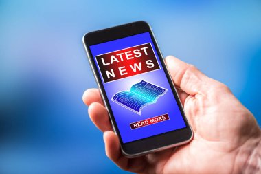 En son haberler kavramı bir smartphone cep telefonu ile