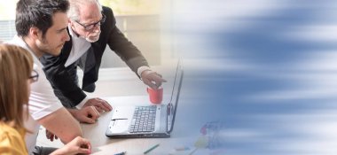 İş adamları birlikte çalışıyor.