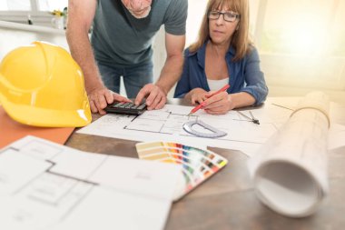 Planları üzerinde çalışan mimarlar