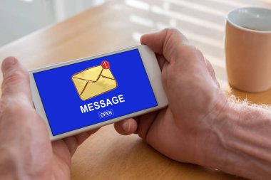 Bir smartphone cep telefonu ile mesaj kavramı
