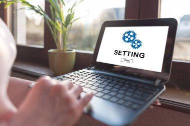 Kavramı bir laptop ekranında ayarlama