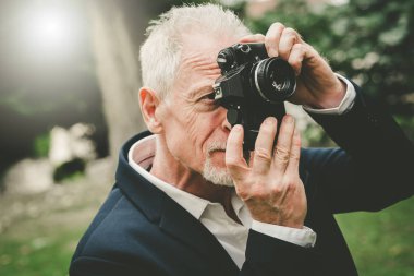 Fotoğraf çekmek adam olgun, etkisi ışık
