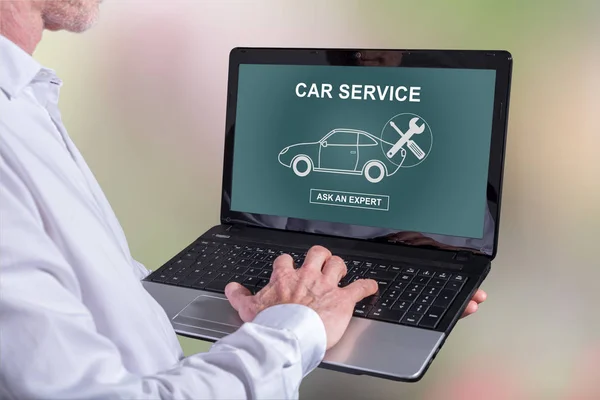 Araba hizmet anlayışı bir laptop — Stok fotoğraf