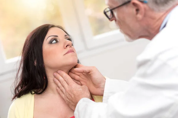 Dokter controle van schildklier, licht effect — Stockfoto