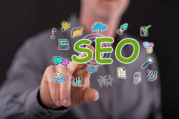 Hombre tocando un concepto seo — Foto de Stock