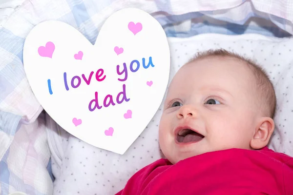 Bayi perempuan dengan pesan cinta untuk ayahnya — Stok Foto