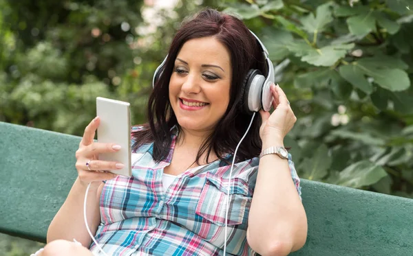 Mulher bonita ouvindo música com fones de ouvido — Fotografia de Stock