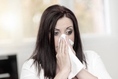 burun üfleme kadın portresi