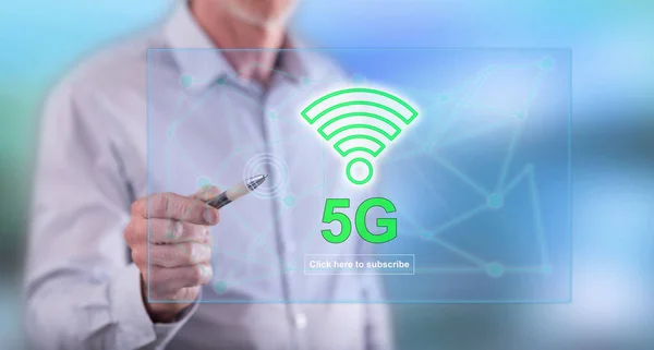 Homem tocando um conceito de 5g em uma tela sensível ao toque — Fotografia de Stock