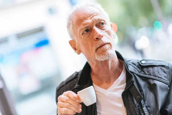 Πορτρέτο του ώριμος άνδρας πίνει καφέ — Φωτογραφία Αρχείου