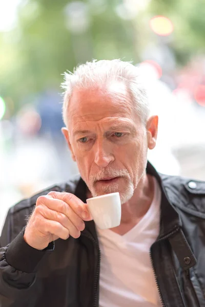 Retrato de hombre maduro bebiendo café — Foto de Stock