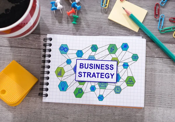 Conceito de estratégia de negócios em um bloco de notas — Fotografia de Stock