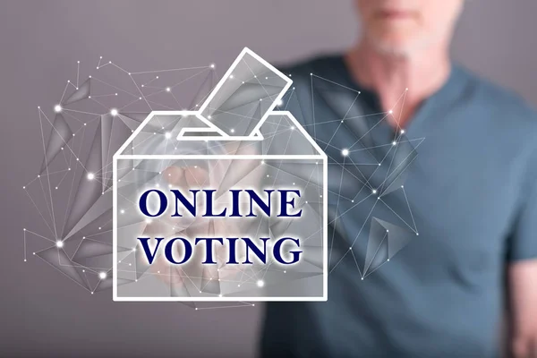 Чоловік торкається концепції онлайн-голосування — стокове фото