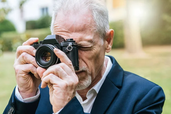 Homme mûr prenant des photos, effet de lumière — Photo