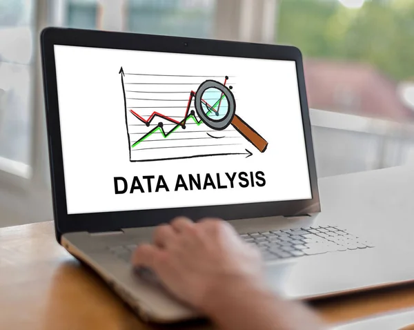 Conceito de análise de dados em um laptop — Fotografia de Stock