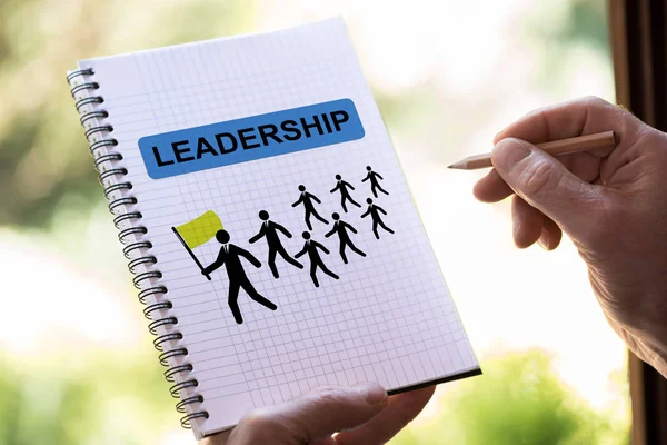 Liderlik kavramı üzerinde bir not defteri — Stok fotoğraf