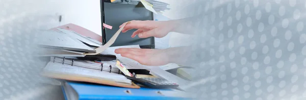 Escritorio desordenado; banner panorámico — Foto de Stock