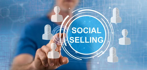 Man vidrör ett sociala säljande koncept — Stockfoto