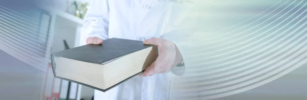 Лікар тримає медичну книгу; панорамний банер — стокове фото