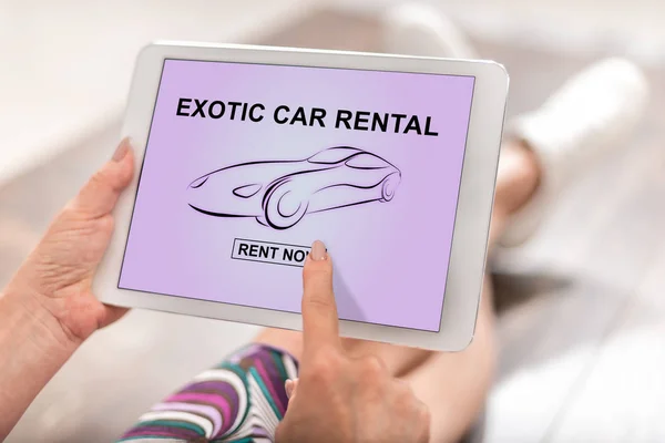 Egzotik araba kiralama kavramı bir Tablet — Stok fotoğraf