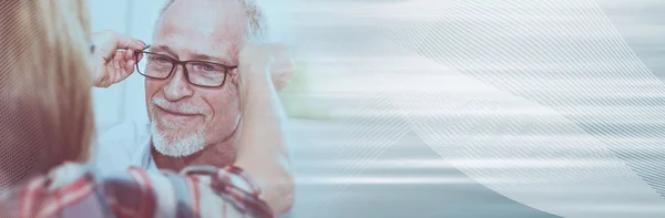 Uomo anziano che prova nuovi occhiali; banner panoramico — Foto Stock