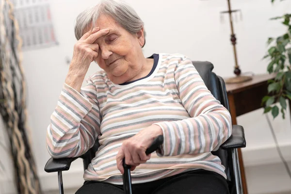 Mujer mayor con dolor de cabeza — Foto de Stock