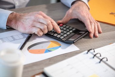 İşadamı finansal verileri üzerinde çalışma