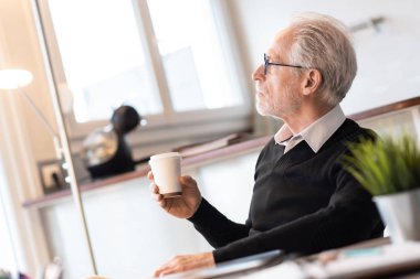 Penceredeki görünümlü düşünceli kıdemli işadamı