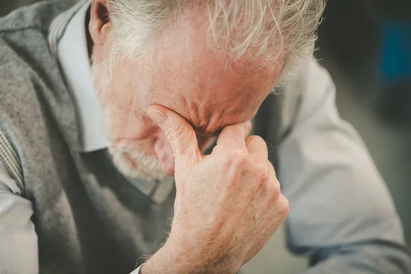 Müder Senior-Geschäftsmann — Stockfoto