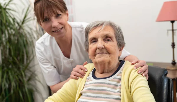 Begreppet stöd till äldre — Stockfoto