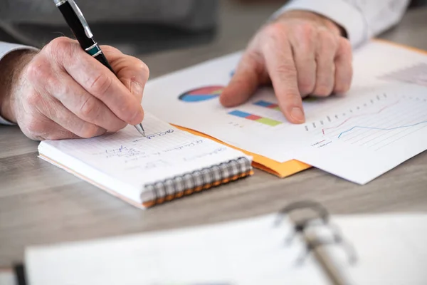 Businessman working on financial results — Stock Photo, Image