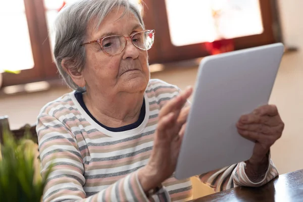 Femmes âgées et nouvelles technologies — Photo