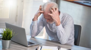 Sinirli iş adamı ofiste.