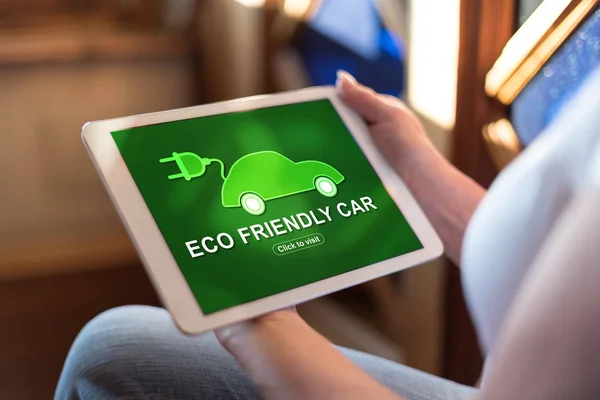 Экологичная концепция автомобиля на планшете — стоковое фото