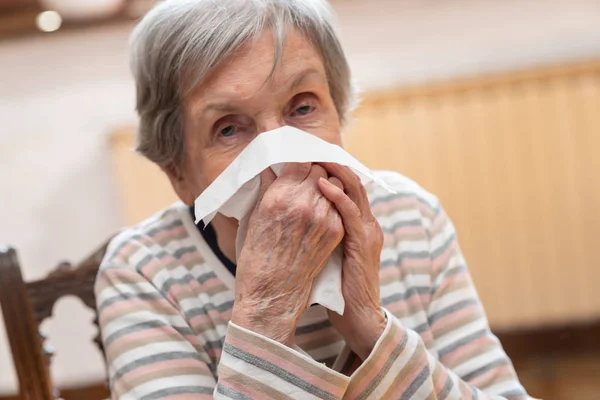 Vieja sonándose la nariz — Foto de Stock