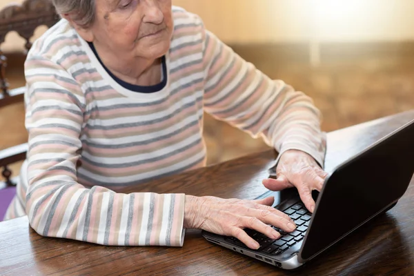 Femmes âgées et nouvelles technologies — Photo