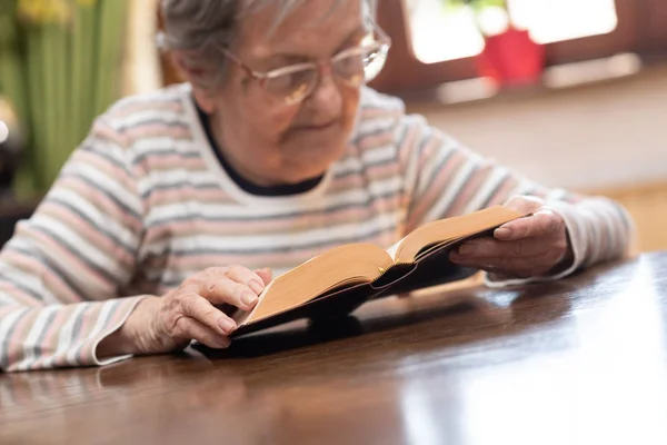 Mulher velha lendo um livro — Fotografia de Stock