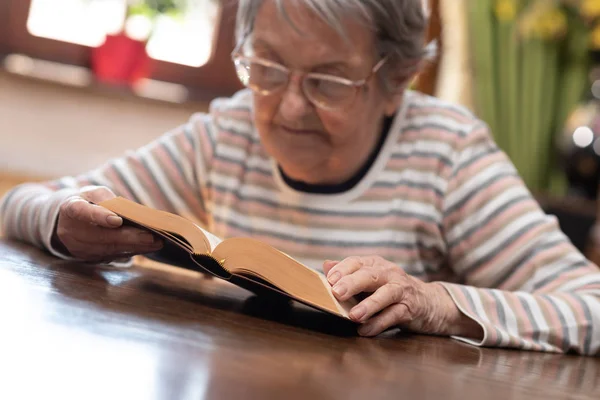 Mulher velha lendo um livro — Fotografia de Stock