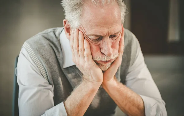 Gestresster Geschäftsmann im Amt — Stockfoto