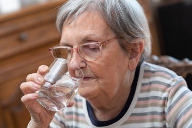Yaşlı kadın içme suyu