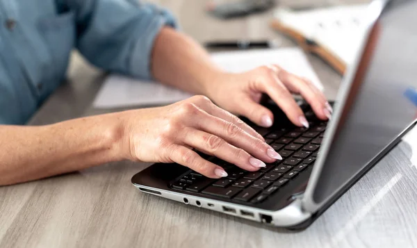 Donna d'affari che lavora sul computer portatile — Foto Stock