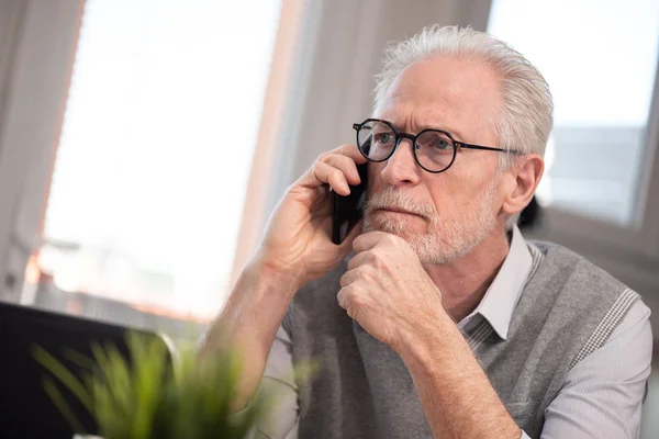 Senior affärsman talar i mobiltelefon — Stockfoto